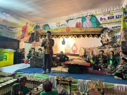 Ikhtiar Nur Azis Lestarikan Wayang Kulit Sekaligus Promosi UMKM