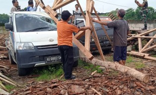 Bangunan Usaha Penggergajian Kayu di Ponorogo Ambruk Timpa Dua Mobil