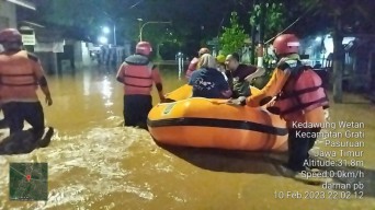 Banjir di 3 Kecamatan, BPBD Pasuruan Evakuasi Pawang Ular Dipatok Kobra