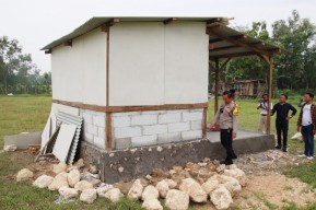 Polisi Bangkalan Bedah Rumah Warga Tidak Layak Huni