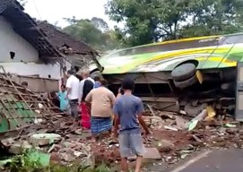 16 Orang Terluka dalam Kecelakaan Bus Rombongan TK-KB asal Blitar di Pasuruan