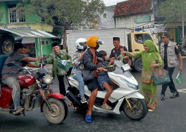 Forum Lintas Agama Bagikan Bendera NU di Jombang