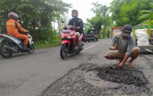 Tukang Becak Lamongan Benahi Jalan Berlubang Sendirian, Alasannya Bikin Terenyuh