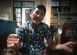 Aksi Terpuji Tukang Becak Lamongan Tambal Jalan, Malah Curhat dan Sedih