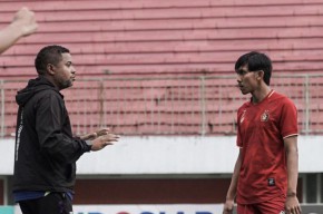 Persik Kediri Kalah Lagi, Tagar Divaldo Out Menggema