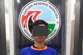 Buruh Serabutan Tak Berkutik Disergap Polisi di Rumahnya