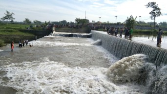 Pengendara Motor Jatuh di Sungai Konto Kediri Ditemukan Tewas, Ini Identitasnya