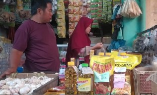 Minyak Goreng Subsidi Masih Mahal di Jombang Dijual di Atas HET dan Bundling