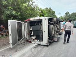 Elf Rombongan Hajatan Terguling di Jombang, 13 Penumpang Terluka