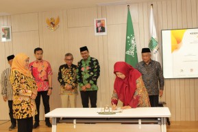 Apresiasi Khofifah untuk Eyelink Group: Kami Mendukung Operasi Katarak di Bawean