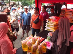 Operasi Pasar Sembako Murah di Kota Mojokerto Diserbu Warga Luar Daerah