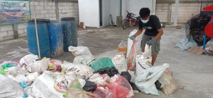 Keren! Warga Bantaran Bengawan Solo di Lamongan Daur Ulang Popok jadi Pupuk