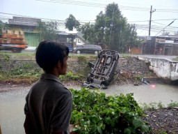 Mobil Tabrak 2 Motor, Terjaring Razia, Pria Nekat Panjat Tower