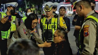Pengemudi Mobil Mabuk di Surabaya Diantar Pulang Polisi