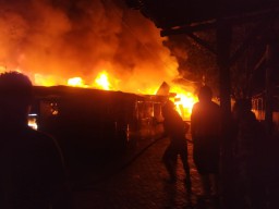 Pasar Karangketug Pasuruan Terbakar saat Hujan, 70 Kios Ludes