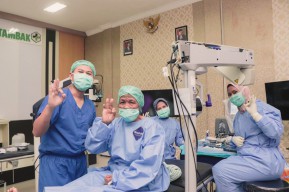 Eyelink Foundation: Satu Keluarga di Bawean Alami Katarak
