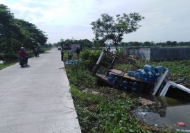Truk Bermuatan Galon Air Minum Tercebur dalam Sungai di Lamongan