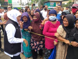 Gubernur Khofifah Tinjau Operasi Pasar Beras Murah, Warga Kota Pasuruan Antusias