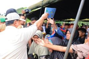 Anak-anak di Lombok Berebut Puzzle Peta Indonesia yang Dibagikan Prabowo