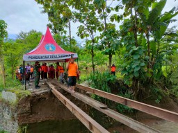 BPBD Jatim Kirim Bantuan Logistik hingga Bangun Jembatan Darurat di Ponorogo