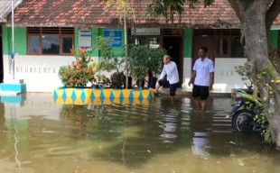 51 Sekolah Terendam Banjir Luapan Sungai Bengawan Jero Lamongan