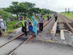 Mayat Pria Bersarung Ditemukan di Perlintasan Kereta Api Lamongan