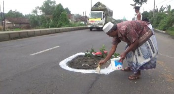 Roda Depan Terperosok Lubang, Pemotor asal Surabaya Jungkir Balik  Terluka Parah