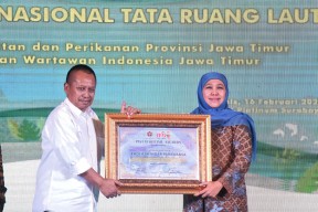 Khofifah Terima Penghargaan atas Kepeduliannya Bangun Wilayah Konservasi Laut