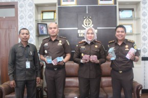 Kejari Kabupaten Mojokerto Kembalikan Uang Sitaan Kasus Korupsi PNPM