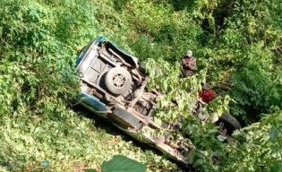 Mobil Rombongan Wisatawan asal Lamongan Pulang dari Bromo Terperosok ke Jurang