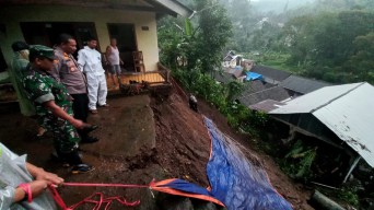 Longsor Terjadi di Prigen Pasuruan, Empat Bangunan Tertimpa
