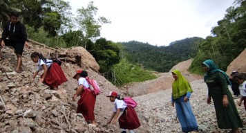 Pelajar di Pacitan Menantang Bahaya Menuju Sekolah