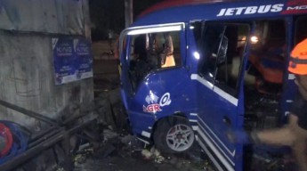 Mobil Rombongan Ziarah Diseruduk Bus, Bermesraan di Alun-Alun Mojokerto