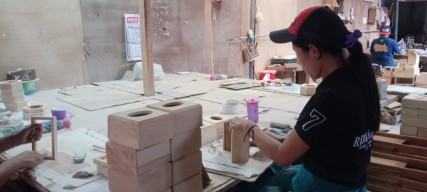 Kiat Pengrajin Kayu Kota Batu Bertahan Digempur Produk Plastik Impor