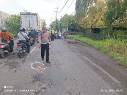 Pemotor Bonceng Tiga, Dua Warga Mojokerto Tewas di Jalan Raya Kletek Taman
