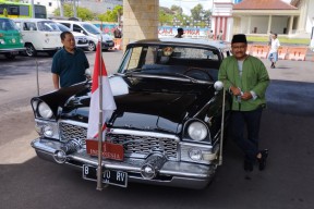Gus Ipul Dikawal Ratusan Mobil Kuno Tour Keliling Kota Pasuruan