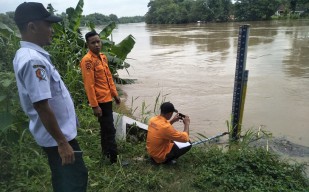 Waspada Lur! Debit Air Sungai Bengawan Solo Siaga II Trend Naik