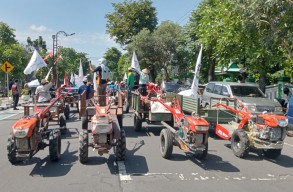Puluhan Petani Bawa Traktor Serbu Kantor Pemkab Jombang, Ini Penyebabnya