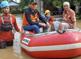 BPBD Evakuasi Lansia Terdampak Banjir Ponorogo ke Masjid