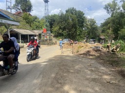 Jalur Ponorogo-Pacitan Ambles Kian Parah, Tersisa Seperempat Lebar Jalan
