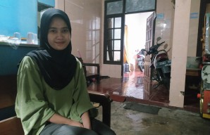Ini Sosok yang Memotivasi Tukang Becak Tambal Jalan Berlubang Sendirian