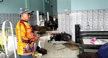 Hindari Lampu Merah, Pemotor Lamongan Nyelonong Tabrak Ruko
