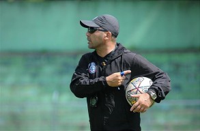 Arema FC Akhiri Kontrak Pelatih Javier Roca