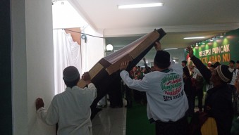 Papan Venue di Peringatan 1 Abad NU Ambruk, Timpa 1 Keluarga Nahdliyin