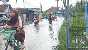 Banjir di Tanggulangin Tak Kunjung Surut, Siswa Diungsikan Belajar ke Masjid
