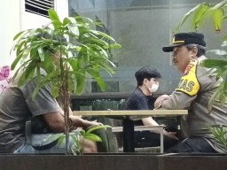 Dikira Tante Penyewa Kamar Ternyata PSK Online, Mengendap-endap Kabur dari Razia