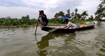 Desa Terisolir Banjir Lamongan: Sekolah Libur, Aktivitas Warga Gunakan Perahu