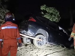 Pajero Hilang Kendali Tercebur ke Anak Sungai Danau Unesa