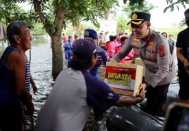 Bantuan dari Kapolres Gresik untuk Warga Terdampak Banjir