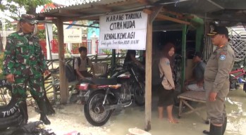 Pemuda di Lamongan Dirikan Bengkel Gratis untuk Motor Terdampak Banjir